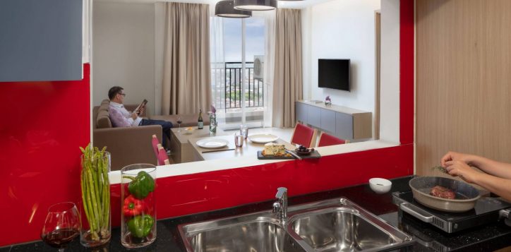 mercure-hai-phong3773-appartement-3-bedrooms-kitchen-with-food-and-models-final-2